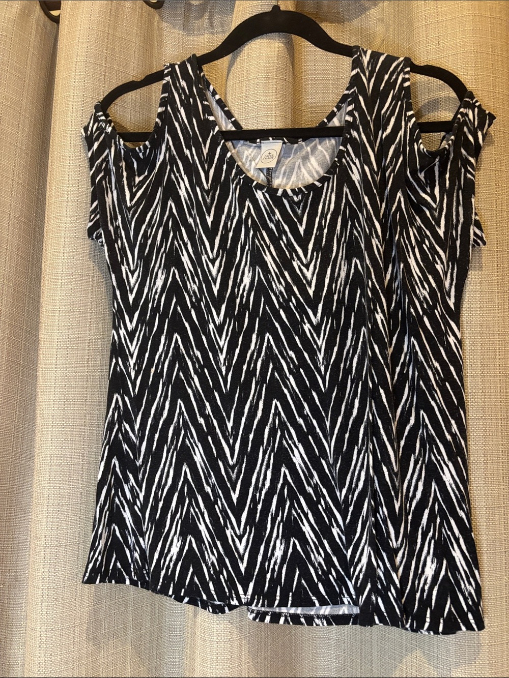 ⭐️ Paper Crane Black and White Cold-Shoulder Zigzag peek-a-boo top size medium
